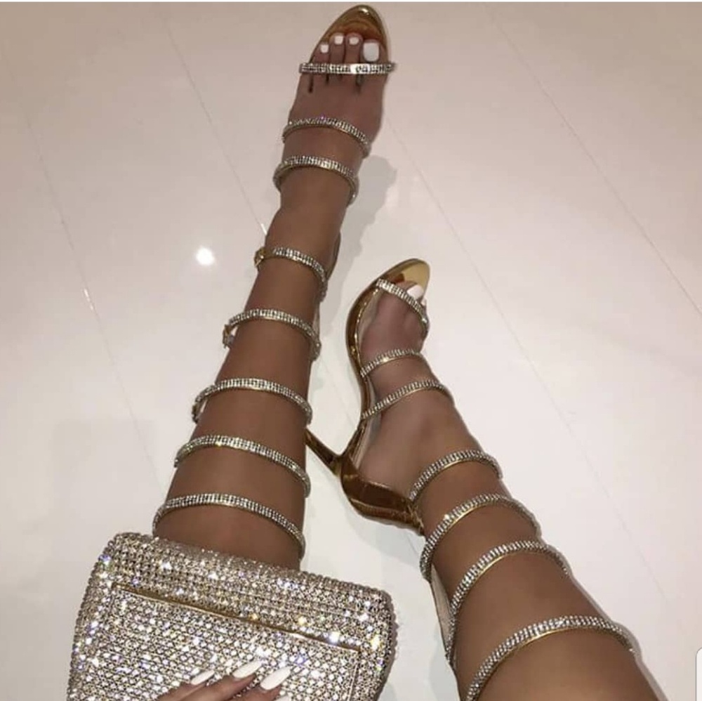 Hello, I love shopping and selling! - Picture 1 of 2